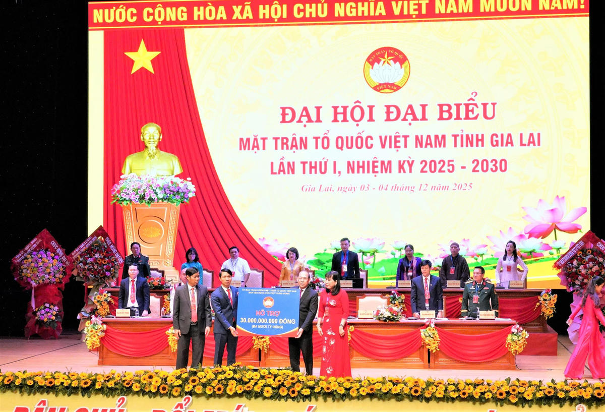 Phó Chủ tịch Ủy ban Trung ương MTTQ Việt Nam Hoàng Công Thủy trao biển tượng trưng hỗ trợ 30 tỷ đồng cho người dân bị thiệt hại mưa lũ vừa qua. Ảnh: Đình Sang.