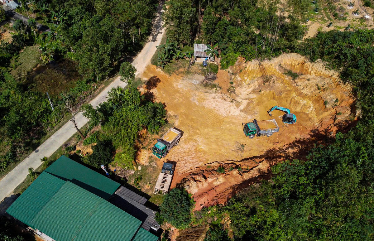 Một điểm múc đất quy mô lớn nằm sát nhà dân. Ảnh: Cẩm Kỳ