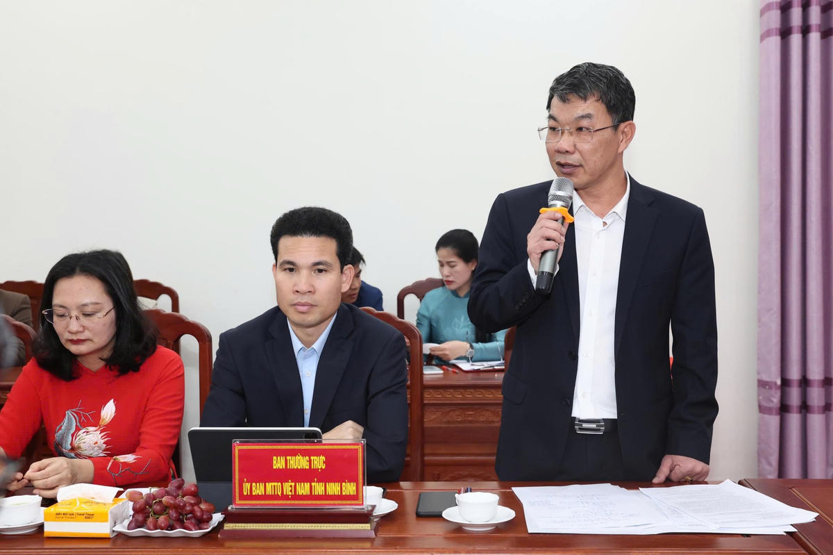 Ông Nguyễn Hoàng Hà - Ủy viên Ban Thường vụ Tỉnh ủy, Phó Chủ tịch Thường trực Ủy ban MTTQ tỉnh thông tin về tình hình địa phương với đoàn công tác. Ảnh: Minh Quang