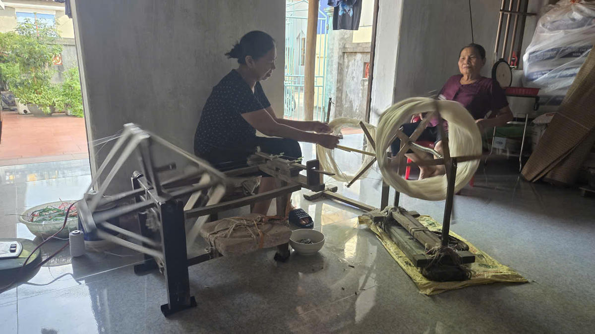 Bà Đoàn Thị Quế gắn bó cả đời với khung cửi. Ảnh: Duy Hưng.