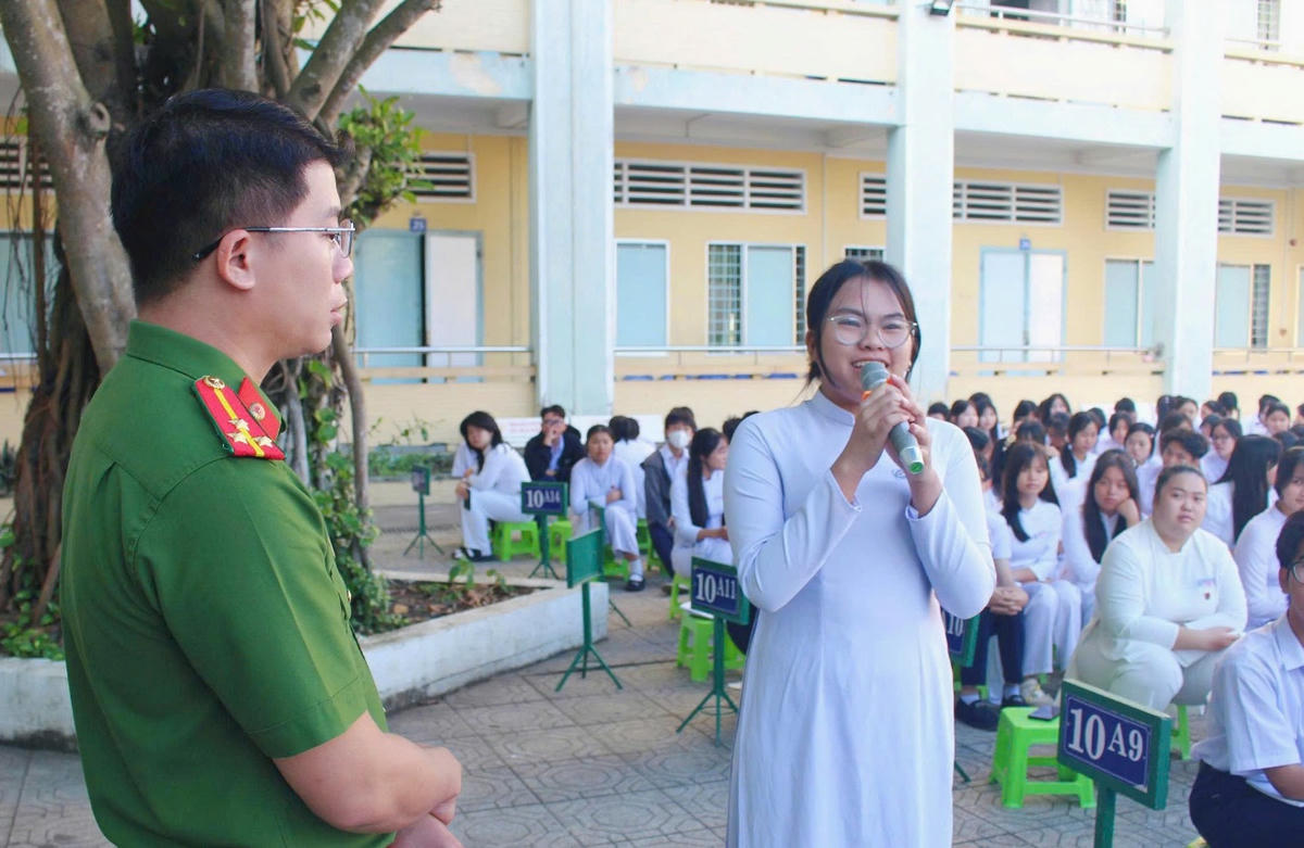 Các em học sinh tích cực tham gia trả lời các câu hỏi kiến thức pháp luật (ảnh: Văn Vũ)