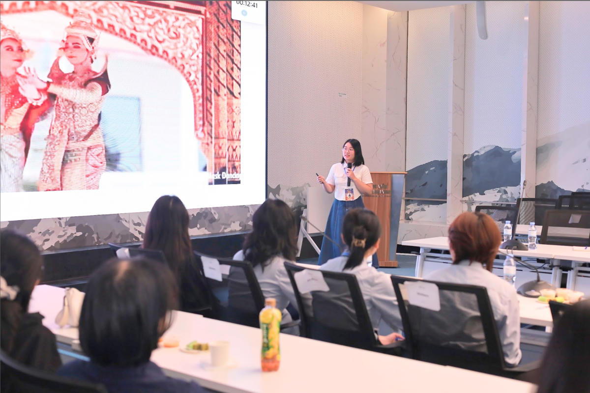 Thành viên Nhóm Pizza 4S trình bày về đề án liên quan tới loại hình nghệ thuật Múa Khon của Thái Lan