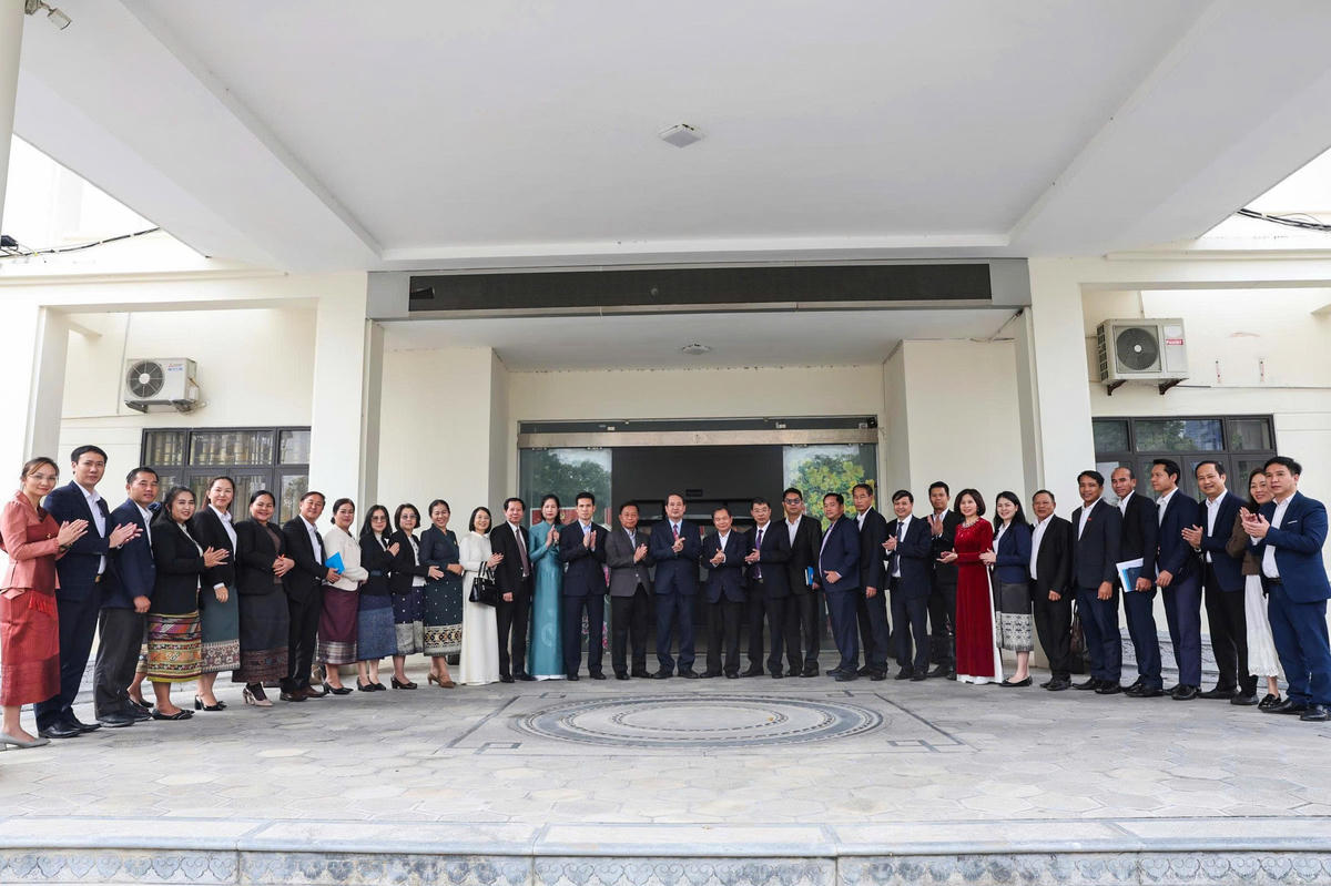 Các đại biểu chụp ảnh lưu niệm tại trụ sở Ủy ban MTTQ tỉnh Ninh Bình. Ảnh: Minh Quang