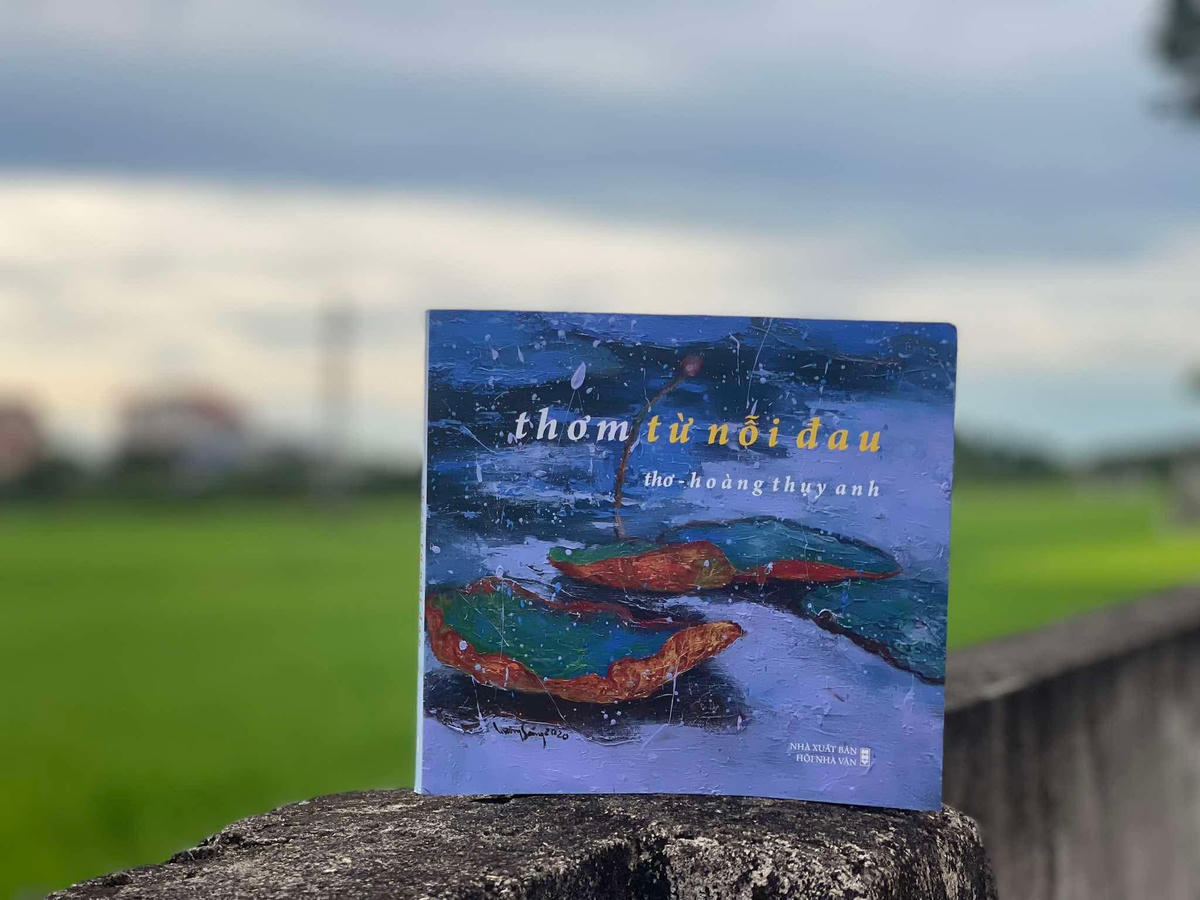 Bìa tác phẩm “Thơm từ nỗi đau” của Hoàng Thụy Anh.