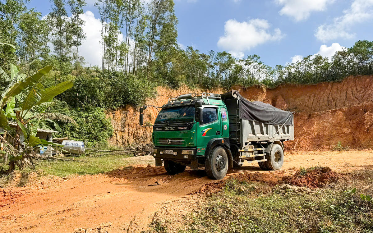 Xe tải mang BKS&nbsp;38C-020.05 bắt đầu hành trình đưa đất ra khỏi chân đồi. Ảnh: Cẩm Kỳ&nbsp;