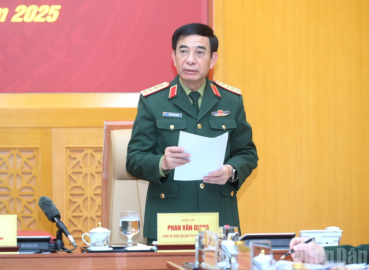 Đại tướng Phan Văn Giang, Ủy viên Bộ Chính trị, Phó Bí thư Quân ủy Trung ương, Bộ trưởng Quốc phòng phát biểu tại hội nghị.