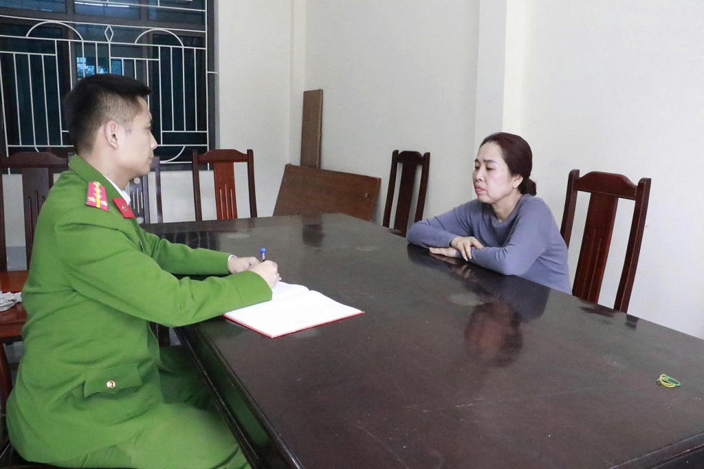 Cơ quan Công an lấy lời khai một đối tượng. Ảnh: Công an tỉnh Nghệ An