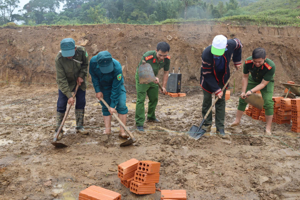 Lực lượng chức năng xã Măng Ri giúp người dân xây dựng lại nhà mới. Ảnh: CV.