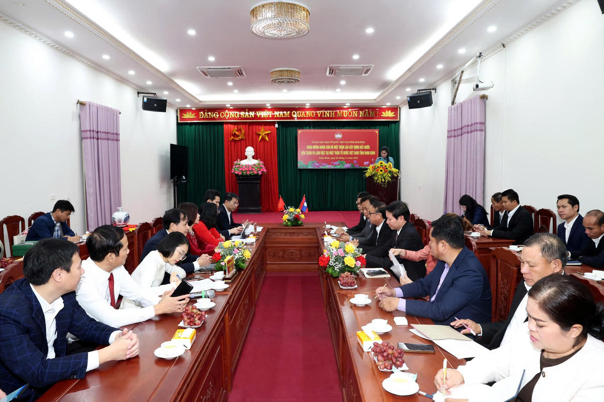 Toàn cảnh buổi làm việc giữa Đoàn cán bộ Trung ương Mặt trận Lào xây dựng đất nước và Ủy ban MTTQ tỉnh Ninh Bình. Ảnh: Minh Quang