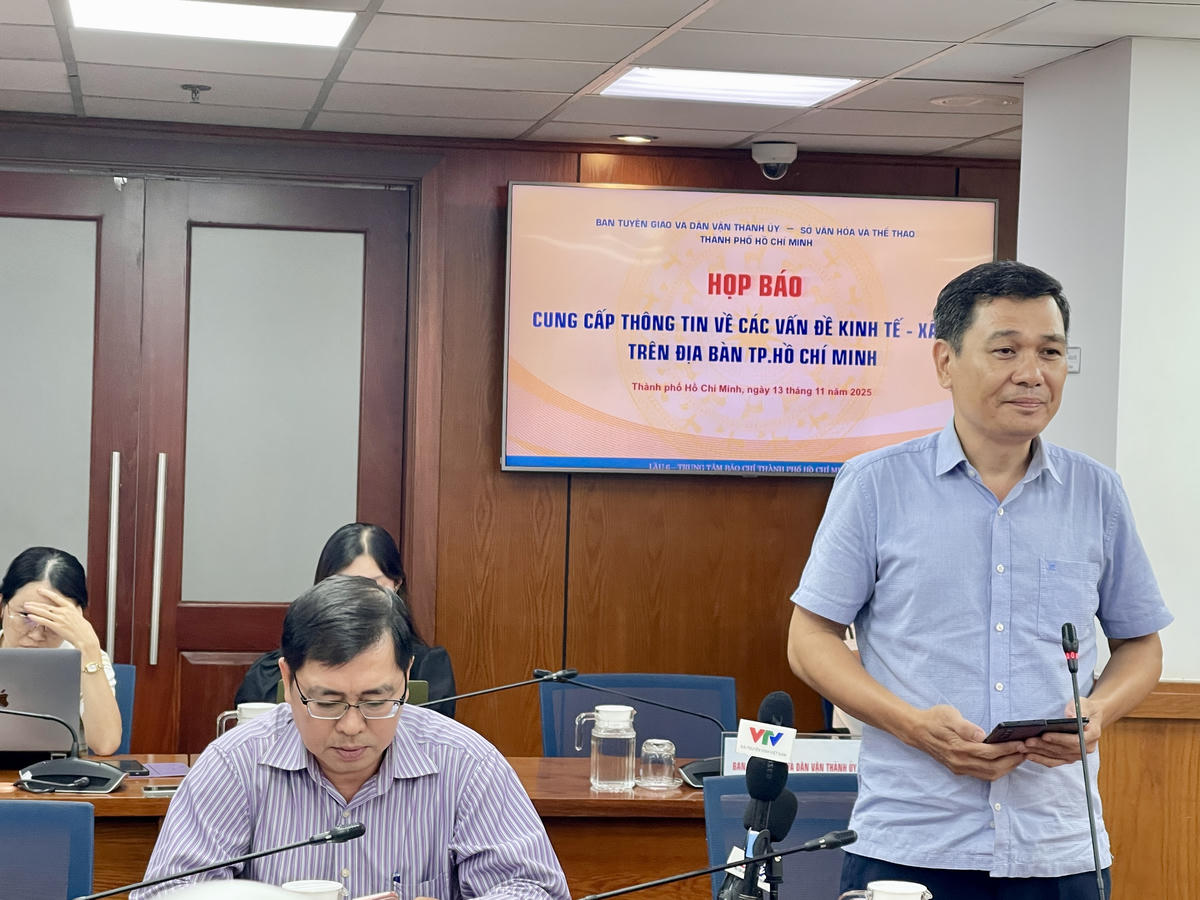 Ông Nguyễn Kiên Giang thông tin về quá trình thi công dự án nút giao Mỹ Thuỷ. Ảnh: Đ.Xá.