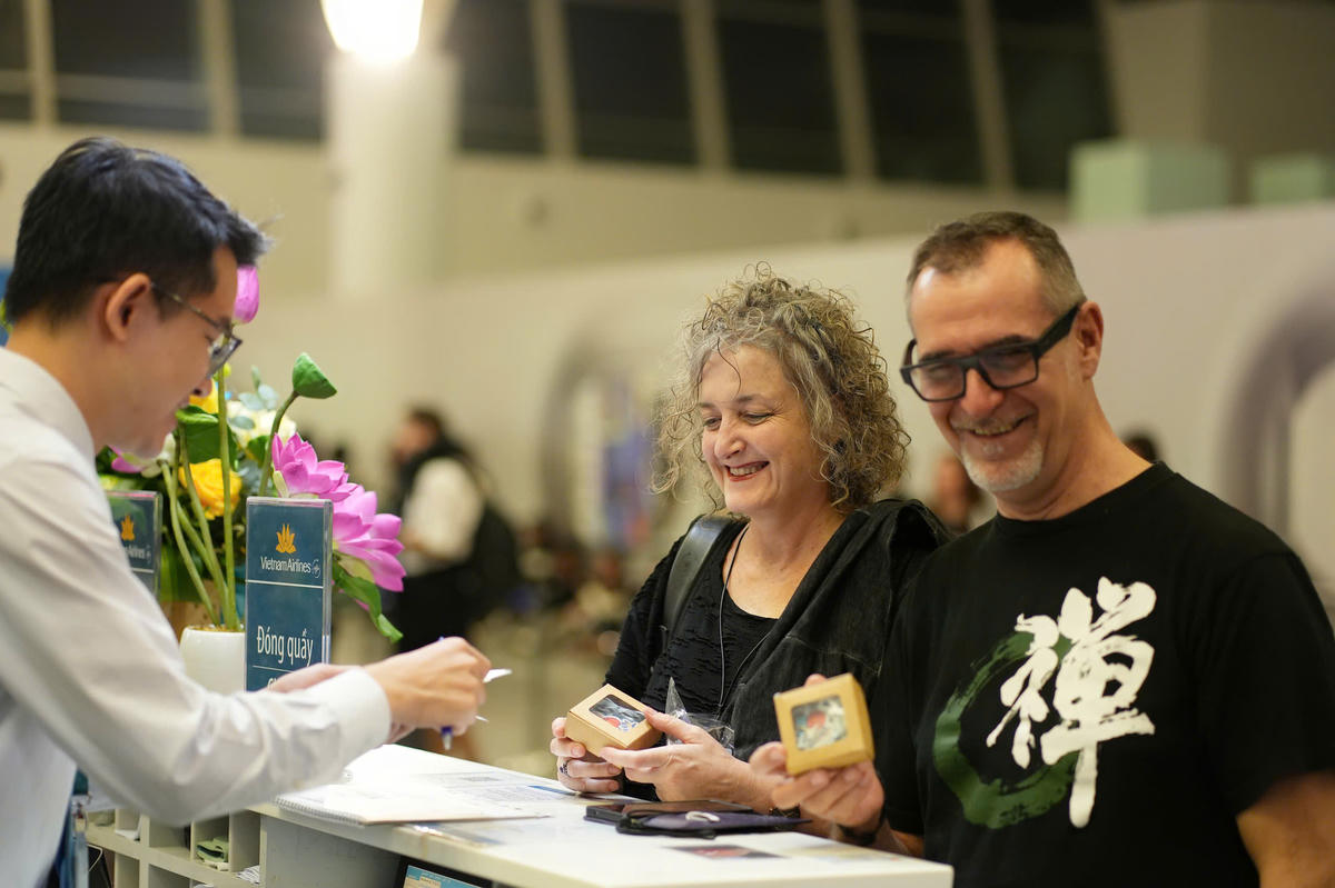 Những vị khách nước ngoài đầu tiên trên chuyến bay khai trương đường bay thẳng HAN - CEB.