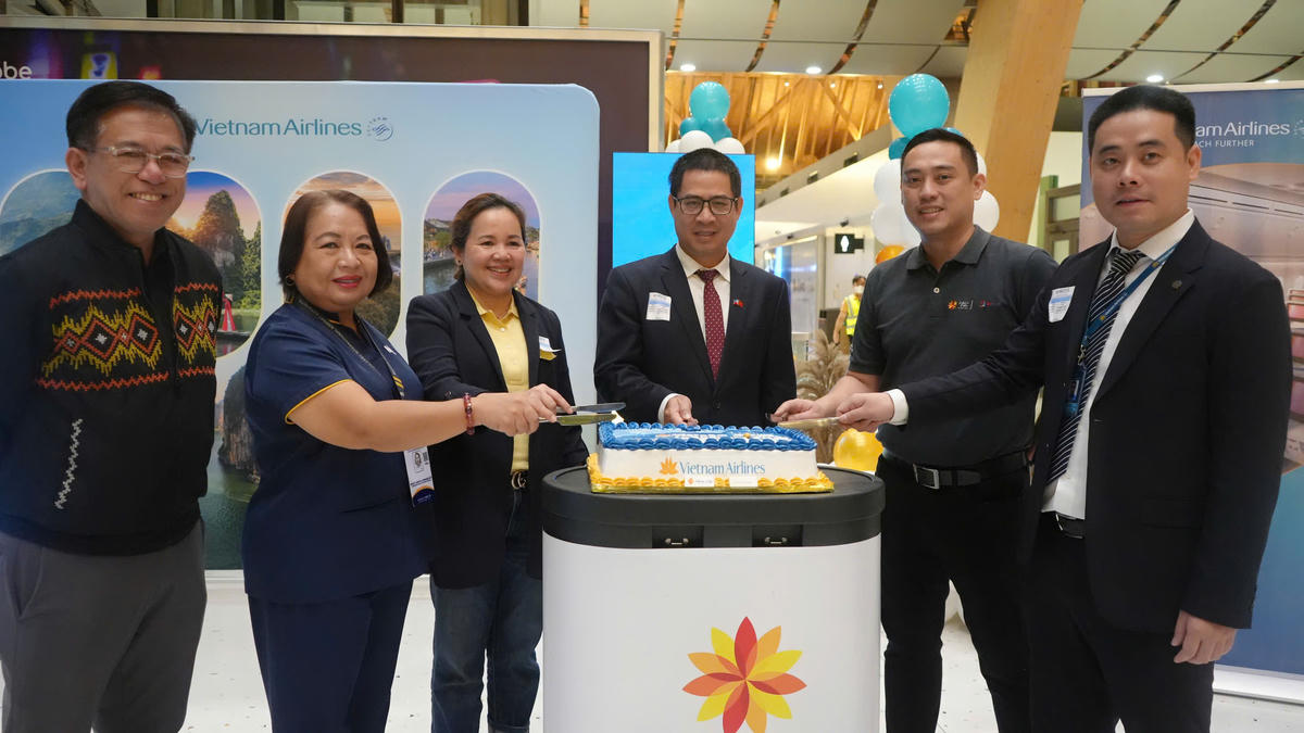 Vietnam Airlines đã thực hiện cắt bánh khai trương đường bay thẳng HAN-CEB với sự tham dự của ông Lại Thái Bình - Đại sứ Việt Nam tại Philippines, đại diện Bộ Du lịch Philippine và nhà chức trách sân bay Cebu.