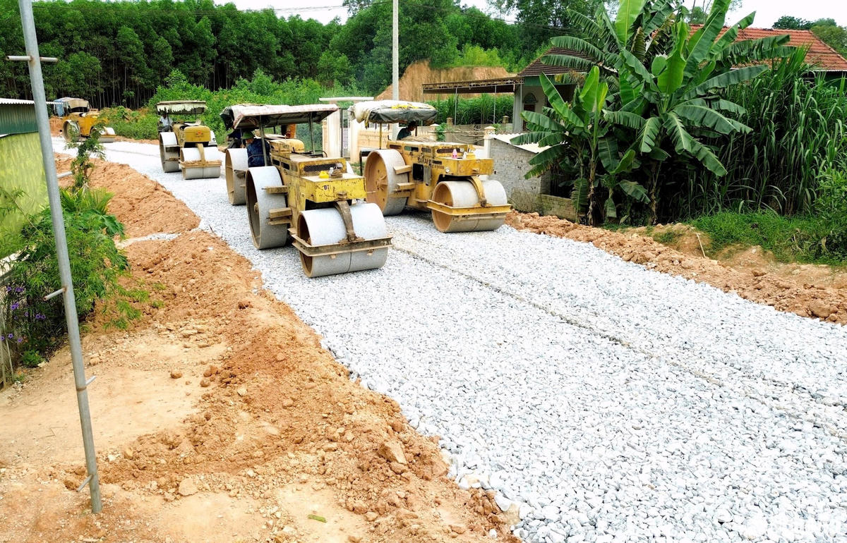 Thi công tuyến đường nông thôn trên địa bàn tỉnh Nghệ An. Ảnh: Xuân Hoàng