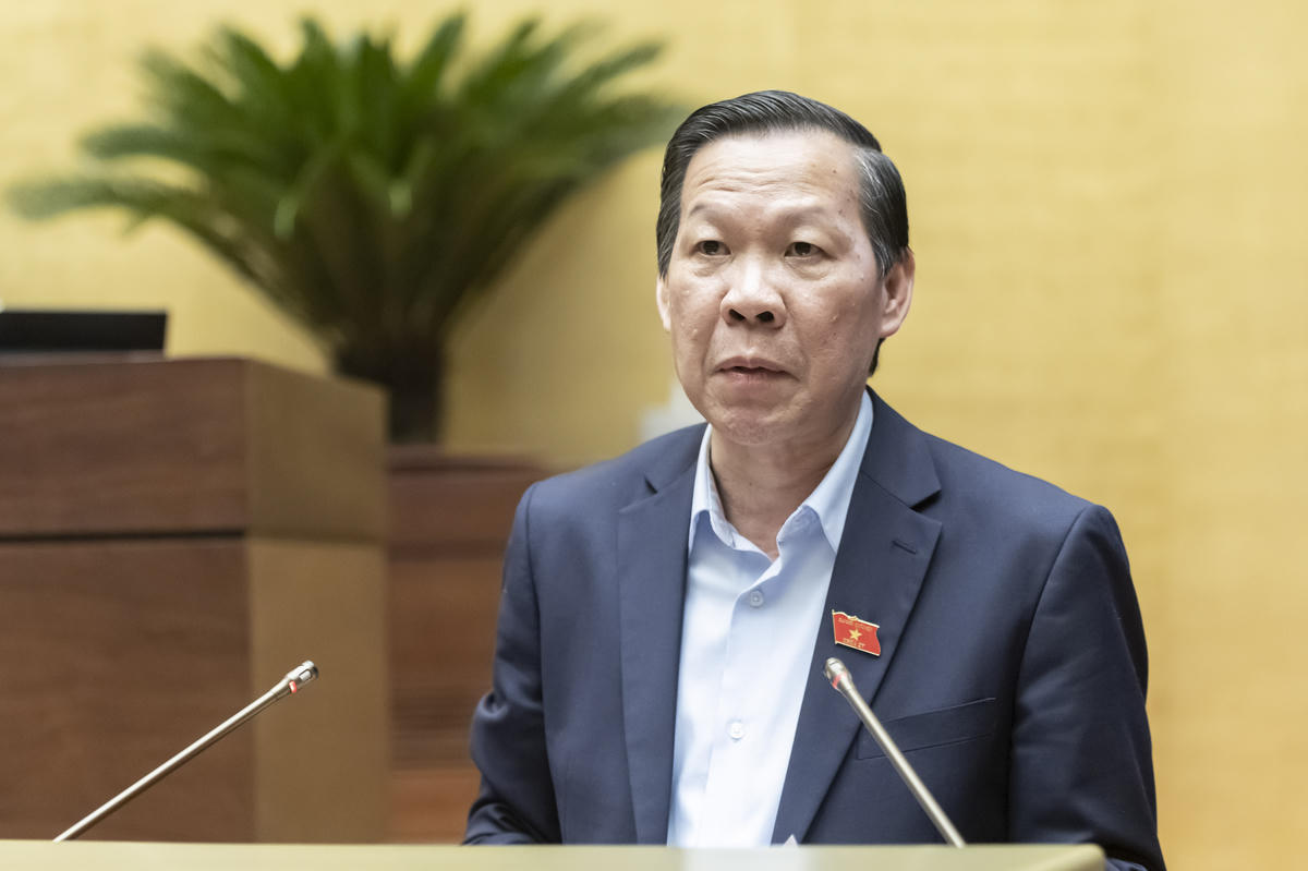 Chủ nhiệm Ủy ban Kinh tế và Tài chính Phan Văn Mãi trình bày báo cáo thẩm tra. Ảnh: Quang Vinh