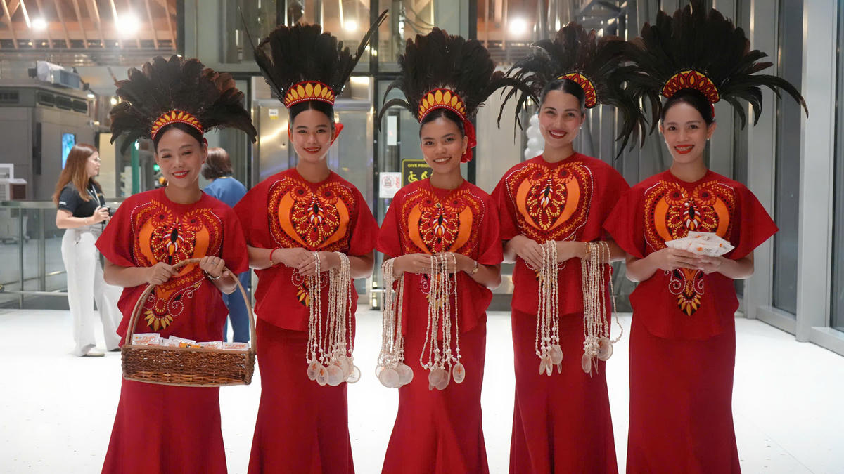 Tại sân bay Cebu, hành khách được chào đón và tặng quà lưu niệm trong không khí đậm bản sắc văn hóa Philippines.