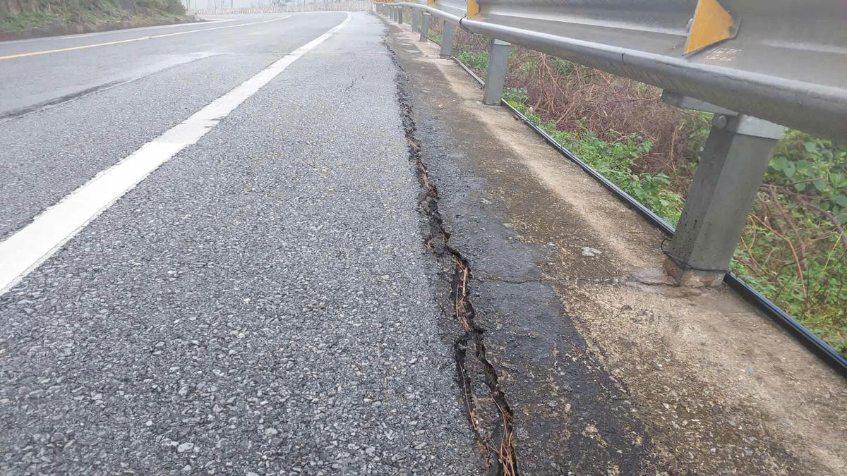 Tình trạng nứt mặt đường đoạn lên đỉnh đèo Ngang. Ảnh: CK