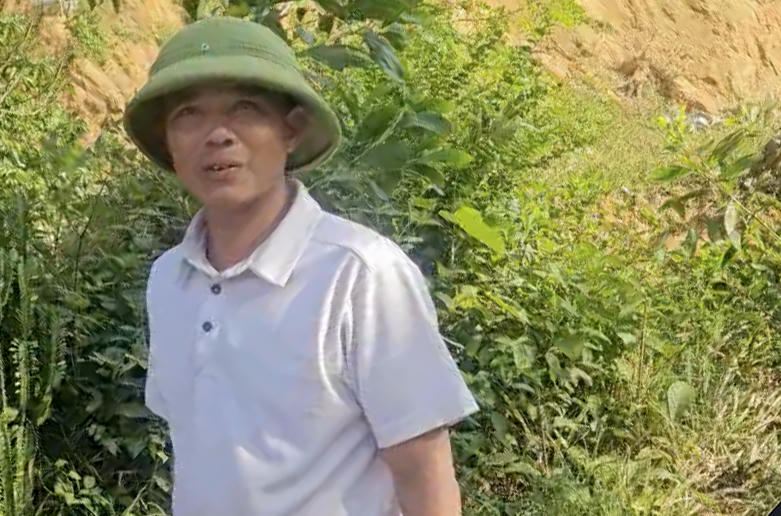 Ông Phạm Dũng chủ khu vực chân đồi nơi các phương tiện khai thác trái phép. Ảnh: Cẩm Kỳ