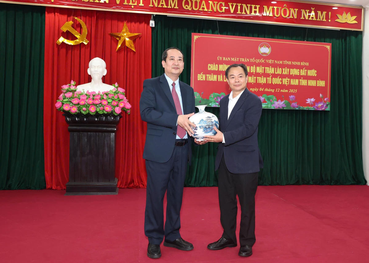 Chủ tịch Ủy ban MTTQ tỉnh Ninh Bình tặng quà lưu niệm cho Phó Vụ trưởng Trung ương Mặt trận Lào xây dựng đất nước. Ảnh: Minh Quang