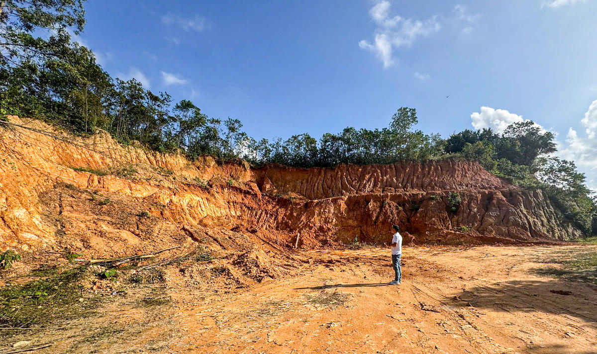 Hà Tĩnh: Nhiều phương tiện ngang nhiên khai thác đất trái phép dưới chân đồi