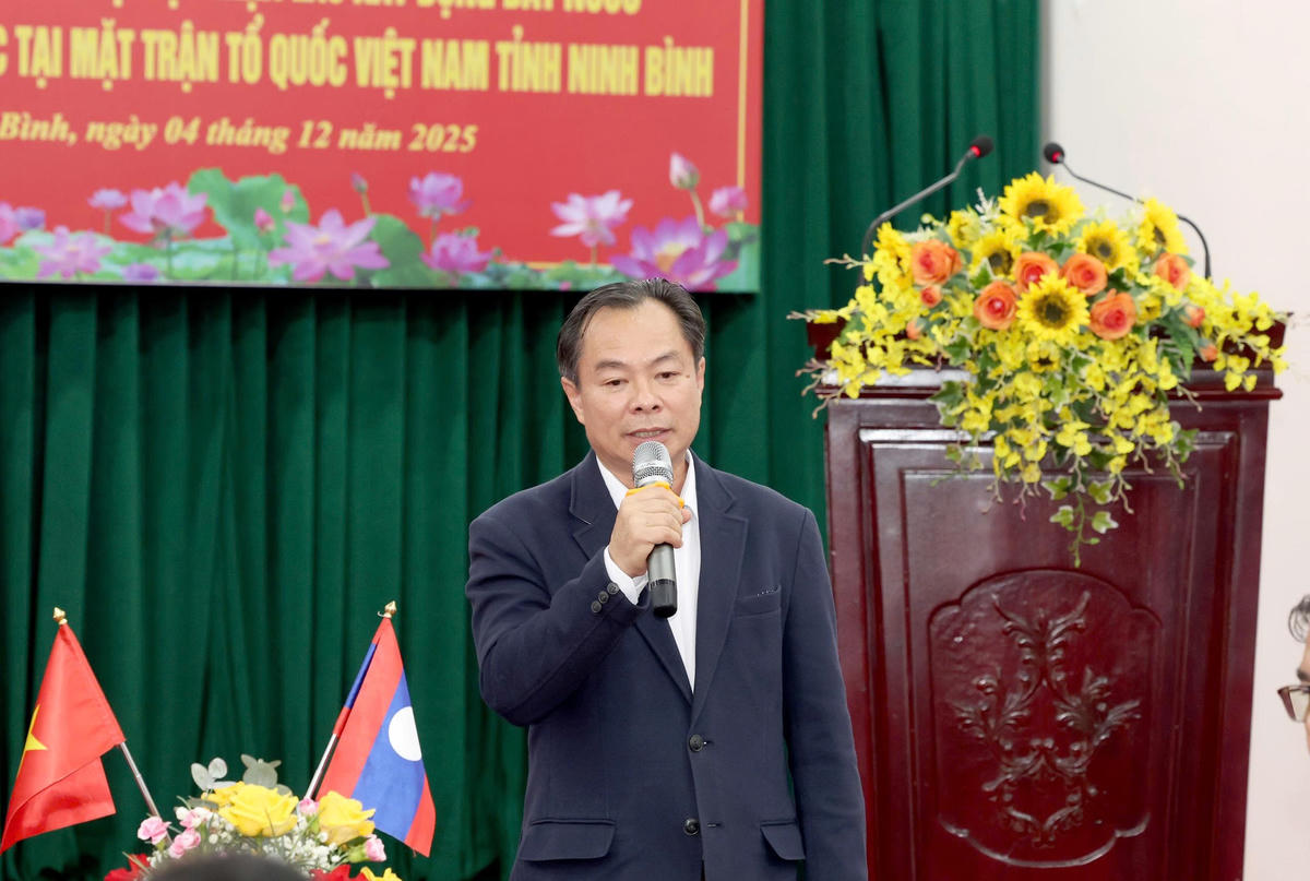  Ông Soutchay Ladsavong - Phó Vụ trưởng Trung ương Mặt trận Lào cám ơn sự đón tiếp nồng hậu của Ủy ban MTTQ tỉnh Ninh Bình. Ảnh: Minh Quang