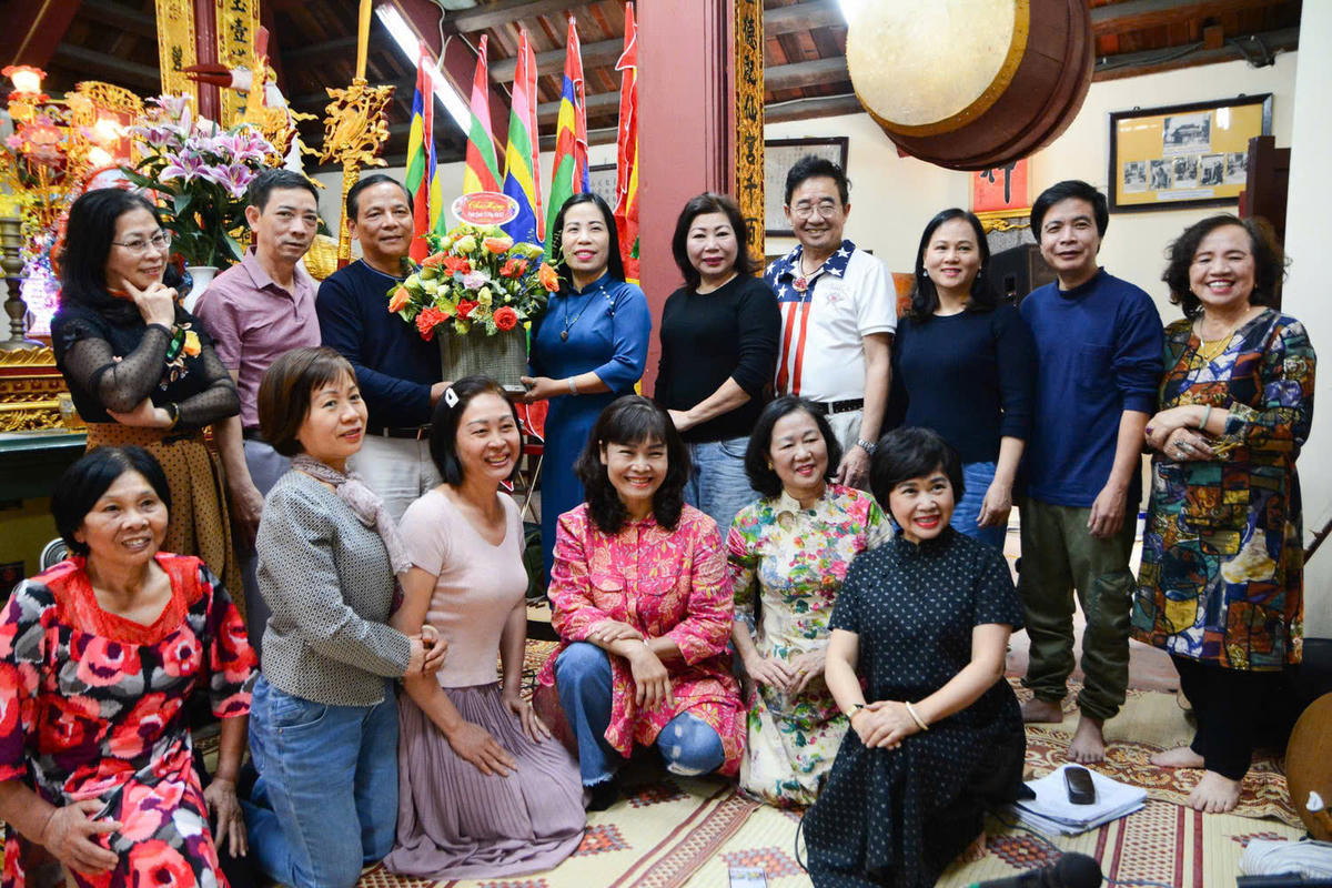 Lớp chầu văn Bích Câu Đạo quán, một trong những lớp dạy chầu văn của Nghệ sĩ Tuyết Tuyết. Ảnh: NVCC.