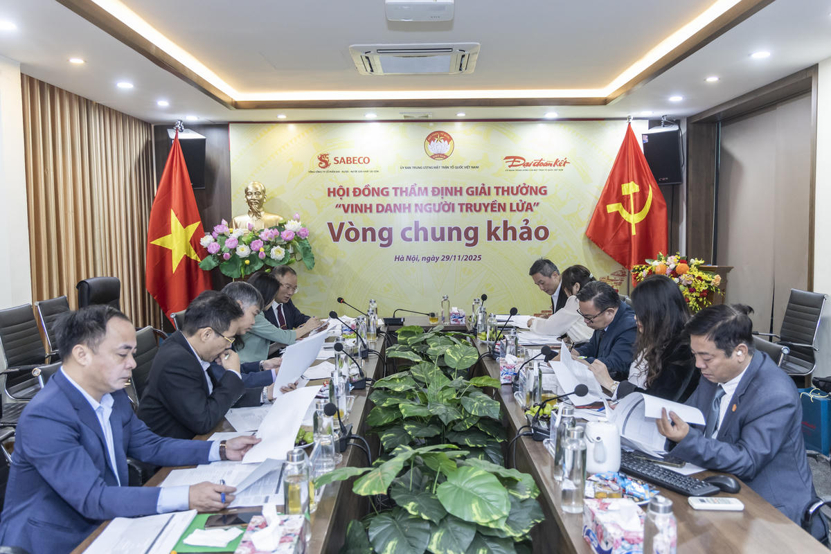 Hội đồng thẩm định chấm vòng Chung khảo giải thưởng “Vinh danh Người truyền lửa”.	Ảnh: Quang Vinh.