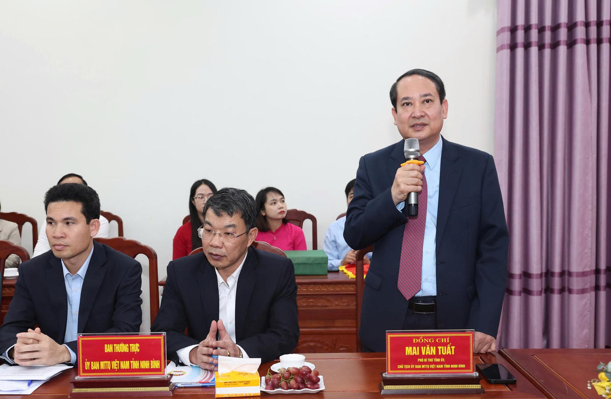 Phó Bí thư Tỉnh ủy, Chủ tịch Ủy ban MTTQ tỉnh Mai Văn Tuất vui mừng đón đoàn về thăm, làm việc tại Ninh Bình. Ảnh: Minh Quang