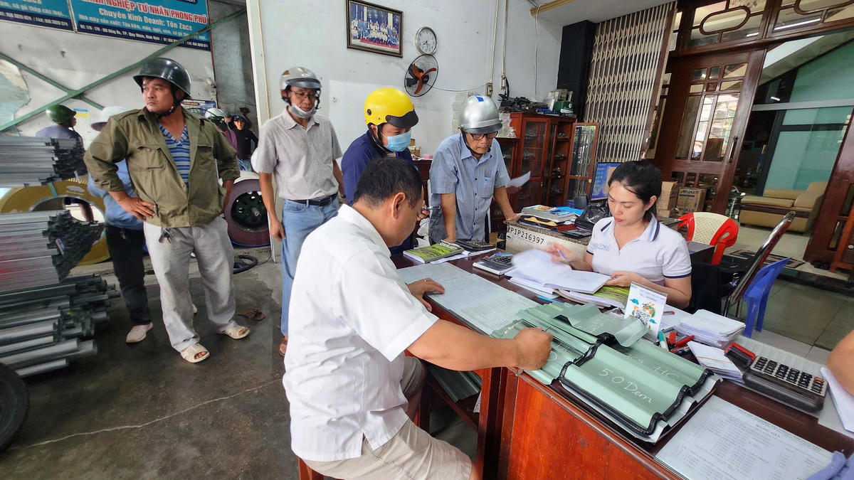 Rất đông người dân ở phường Quy Nhơn, tỉnh Gia Lai đến mua vật liệu nhưng giá cả không tăng. Ảnh: CV.