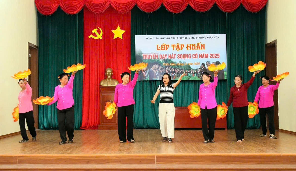 Cán bộ Trung tâm Văn hóa Thông tin - Điện ảnh hướng dẫn bà con phường Xuân Hoà cách bố cục, dàn dựng chương trình và kỹ năng biểu diễn. Ảnh: Q.Sinh