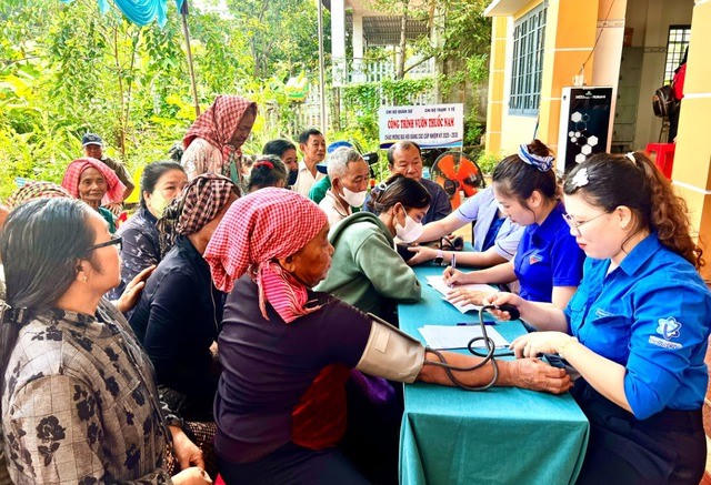 Các y bác sĩ kiểm tra sức khỏe ban đầu cho người dân xã Lộc Thạnh (Đồng Nai). Ảnh: Bộ KHCN