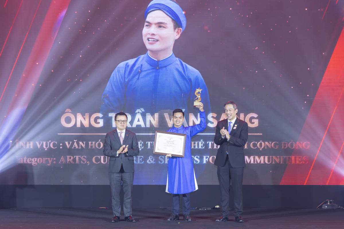 Anh Trần Văn Sang tỉnh Hà Tĩnh được vinh danh tại lễ trao giải. Ảnh: Quang Vinh.