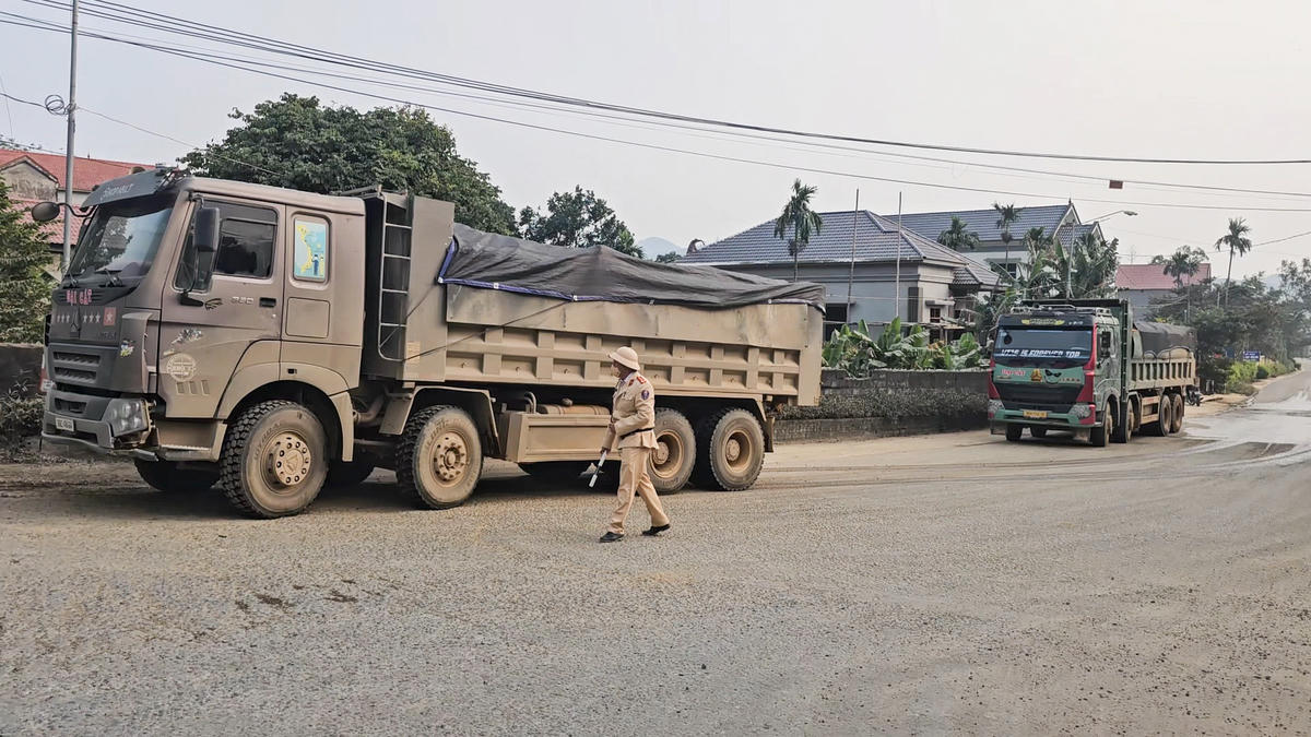 Các xe có dấu hiệu vi phạm về chở quá tải, vượt kích thước thành thùng, rơi vãi vật liệu bị CSGT kiểm tra. Ảnh: Đình Minh