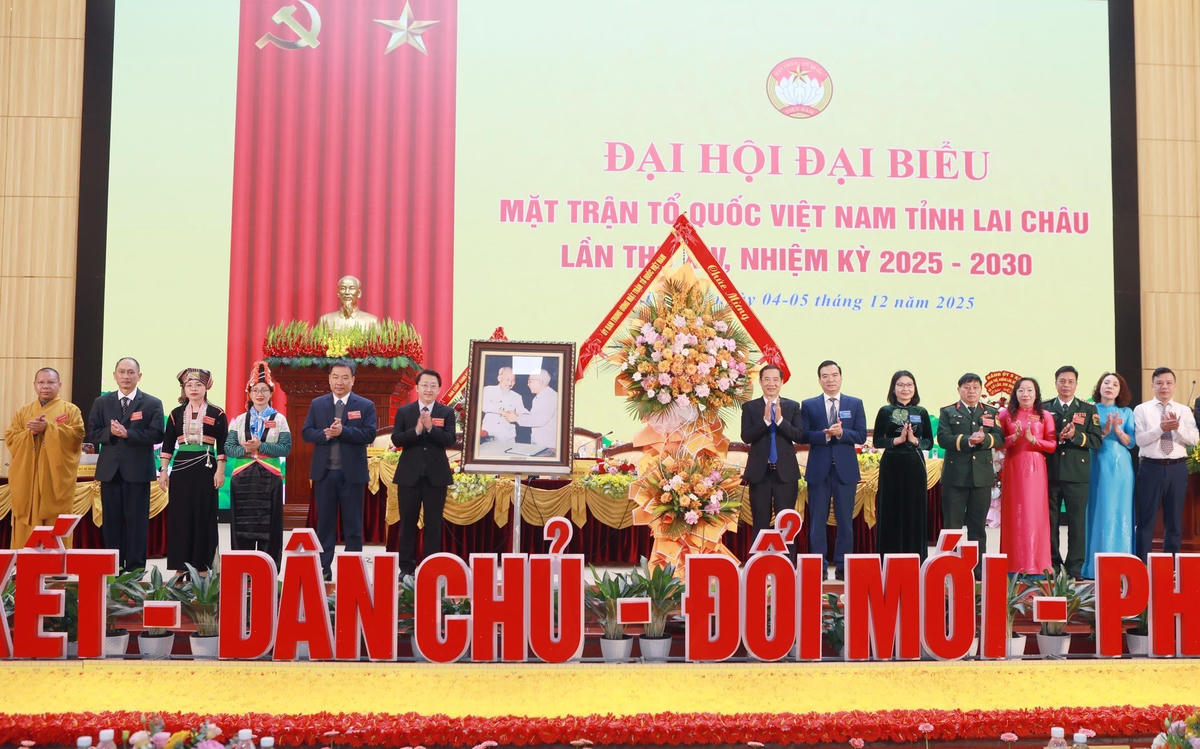 Ông Nguyễn Thái Học - Phó Bí thư Đảng ủy MTTQ, các đoàn thể Trung ương tặng hoa chúc mừng Đại hội. Ảnh: Trung Dũng.. 