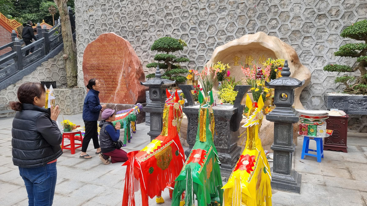 Người dân thập phương đến thắp hương vào ngày rằm. Ảnh: Toán Nguyễn.