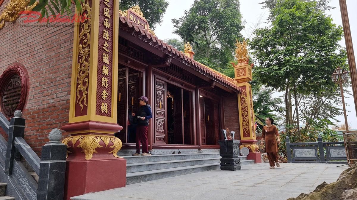 Phía dưới bên phải chính điện là phủ thờ Đệ nhất phu nhân. Ảnh: Toán Nguyễn.