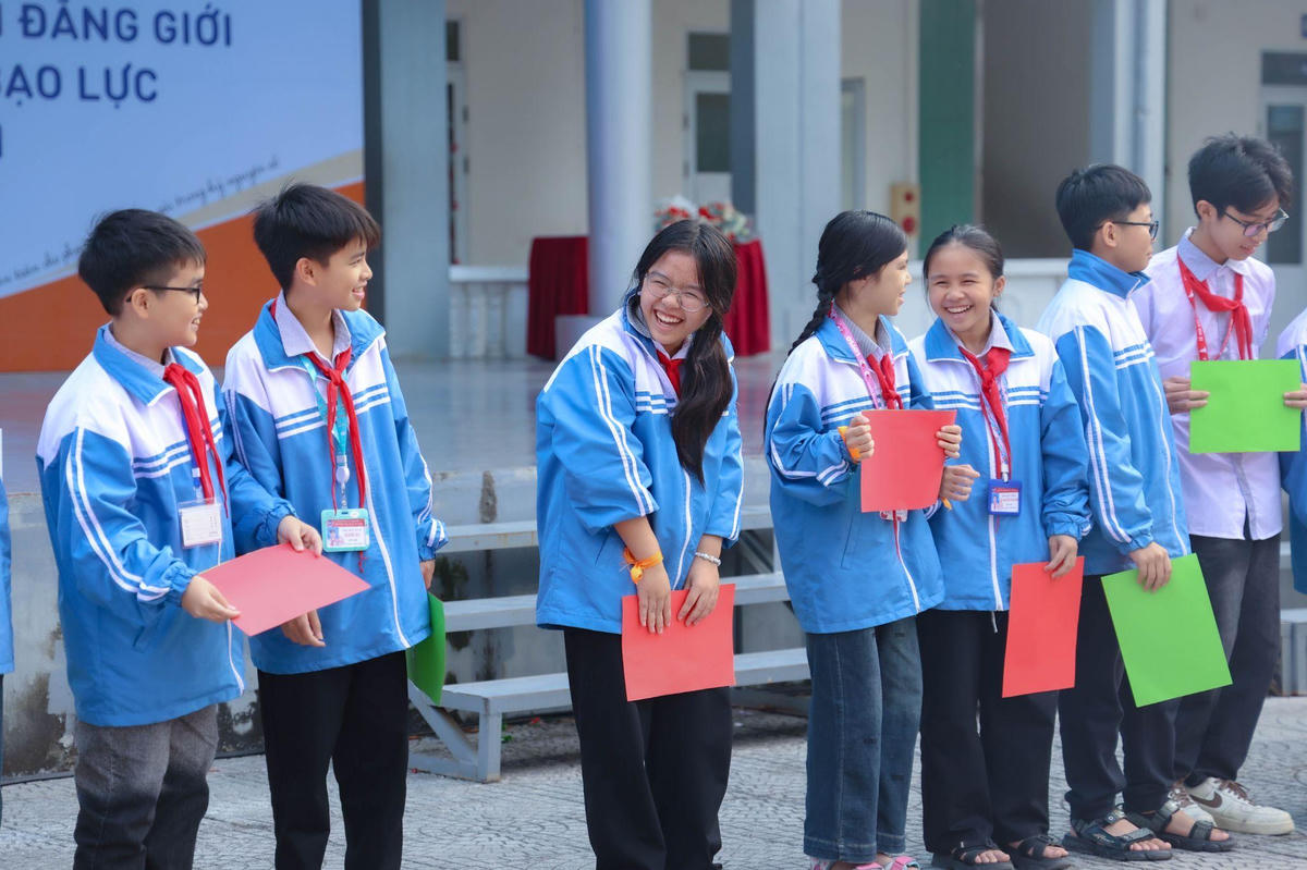 Học sinh tham gia hoạt động “Đồng ý - Không đồng ý”