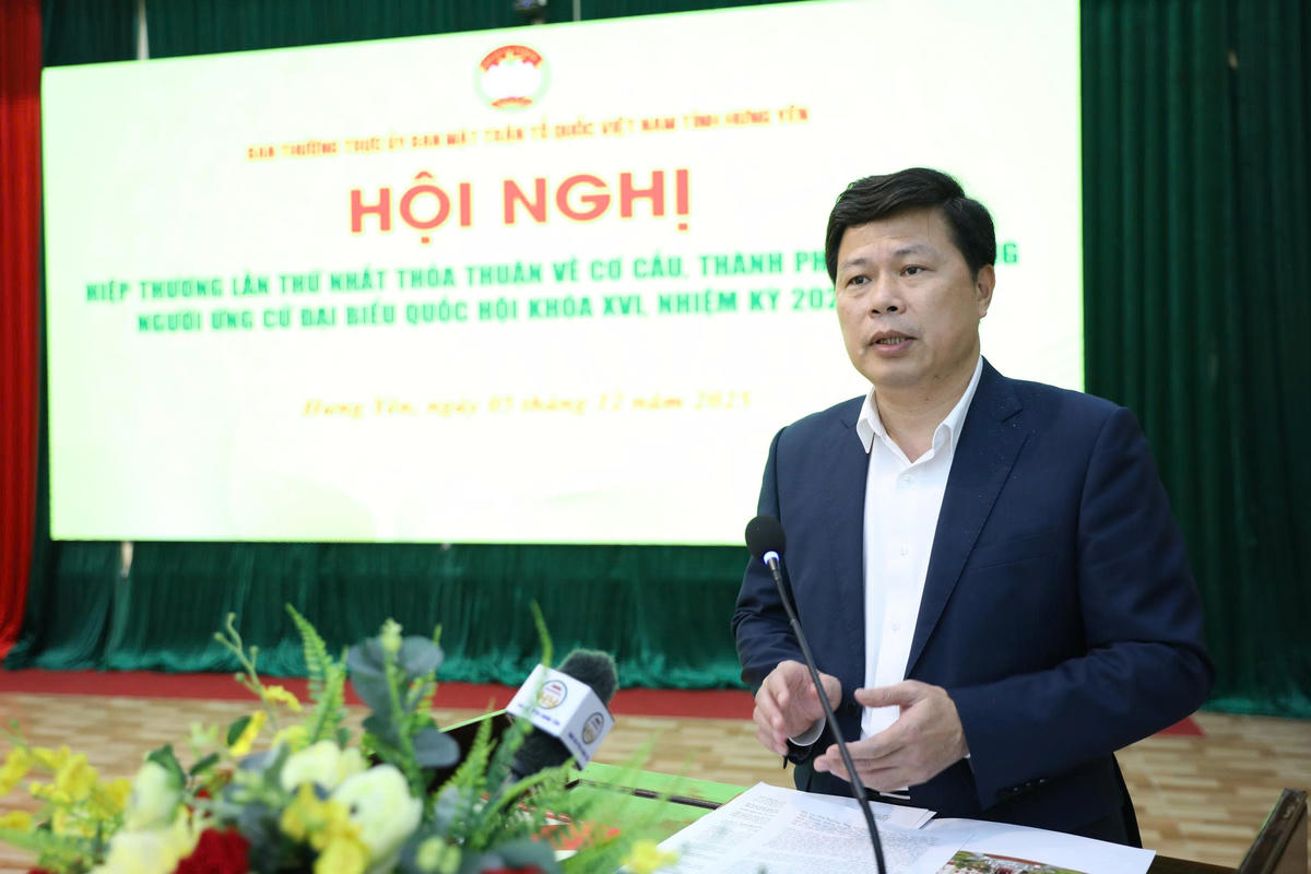 Phó Bí thư Trường trực Tỉnh ủy, Bí thư Đảng ủy các cơ quan Đảng tỉnh, Chủ tịch Ủy ban MTTQ Việt Nam tỉnh Hưng Yên Trần Quốc Toản phát biểu tại hội nghị. Ảnh: Duy Hưng.