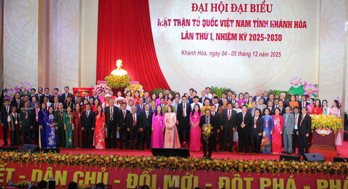 Các Ủy viên MTTQ Việt Nam tỉnh Khánh Hòa lần thứ I, nhiệm kỳ 2025 - 2030 ra mắt đai hội.  (ảnh X.H)