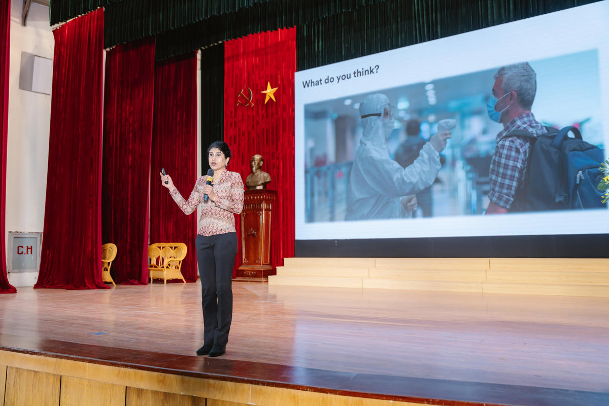 TS Jayshree Seth chia sẻ tại tọa đàm.