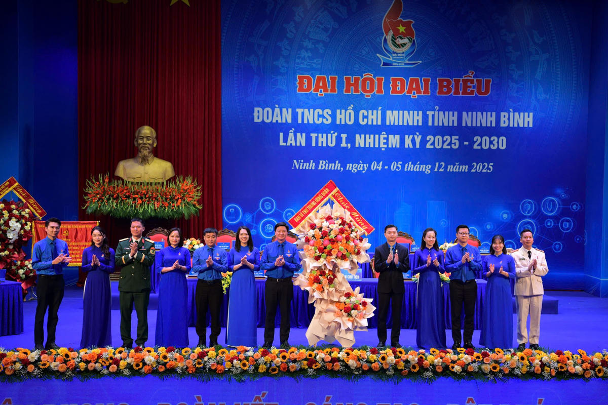  Ông Nguyễn Minh Triết - Bí thư Thường trực Ban Chấp hành Trung ương Đoàn TNCS Hồ Chí Minh, Chủ tịch Hội Sinh viên Việt Nam tặng hoa chúc mừng đại hội. Ảnh: Trường Giang