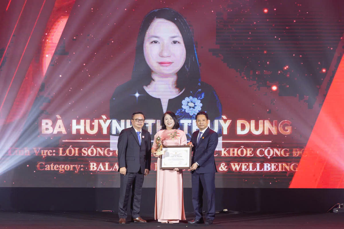 Tổng biên tập Báo Đại đoàn kết Trương Thành Trung và ông&nbsp;ông Nguyễn Hoàng Giang – Thành viên Ban Điều hành SABECO, Tổng Giám đốc SATRACO trao giải cho các cá nhân tiêu biểu được vinh danh. Ảnh: Quang Vinh