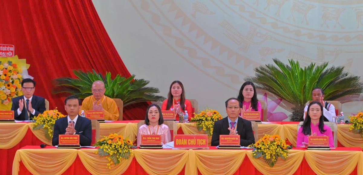 Đoàn Chủ tịch điều hành đại hội. (ảnh X.H)