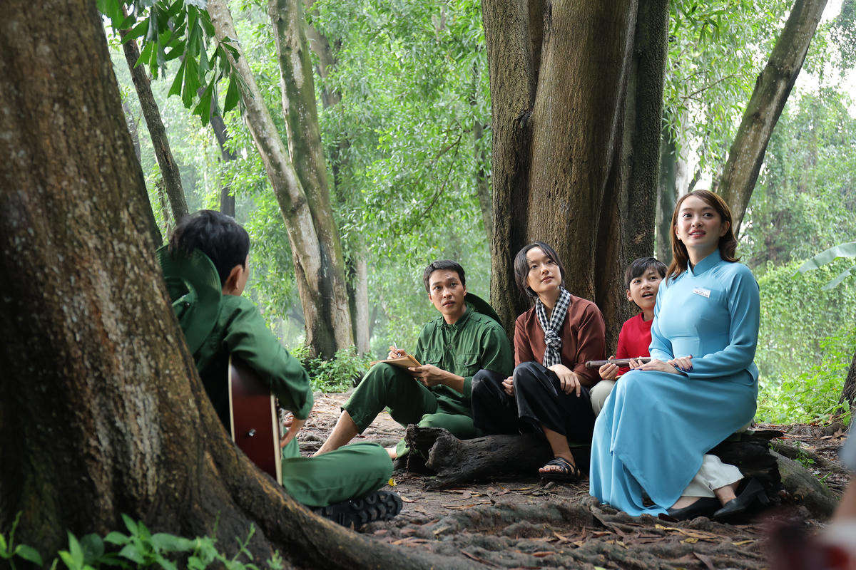 Ba diễn viên chính từ ba bộ phim điện ảnh Việt Nam nổi bật trong năm. Ảnh trong MV.