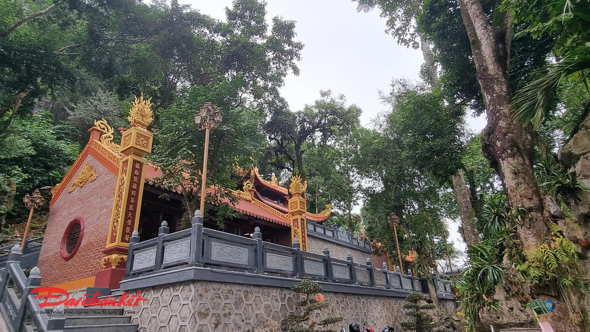 Đợt tôn tạo lần này tập trung khôi phục, nâng cấp các hạng mục chính như Đền Thượng, Đền Trung, phủ thờ hai công chúa Diên Bình – Thiều Dung, Đình Niêng, Tam quan, hệ thống sân lễ hội, đường lên đền và nhiều hạng mục phụ trợ. Công trình hoàn thiện với diện mạo khang trang, hài hòa, bảo đảm tôn trọng yếu tố nguyên gốc, phù hợp cảnh quan núi Đuổm. Ảnh: Toán Nguyễn.. 