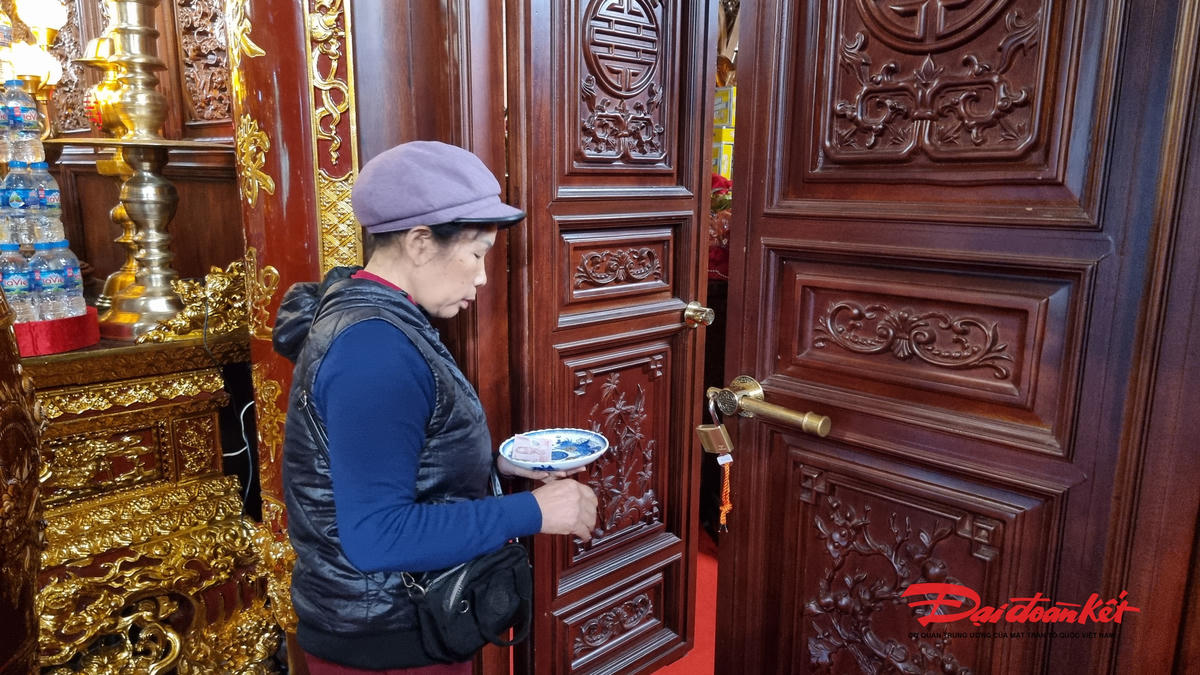 Còn tượng của Đức thánh Đuổm Dương Tự Minh được đặt ở gian phía trong (còn được gọi là cung Cấm). Để vào gian này phải là người có trách nhiệm, thủ nhang của Đền phải làm thủ tục xin phép được thì mới được vào trong. Ảnh: Toán Nguyễn.