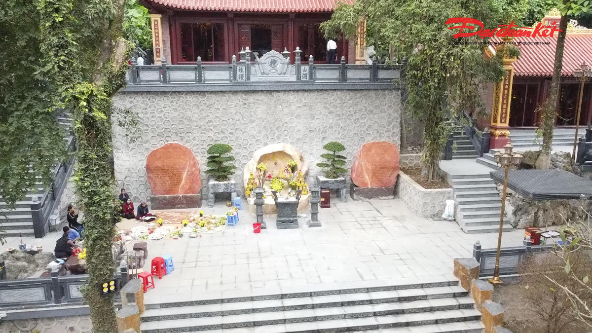 Trước cửa Nhà chính điện là sân Xương Rồng, phục vụ cho việc tế lễ các dịp lễ hội. Ảnh: TN.