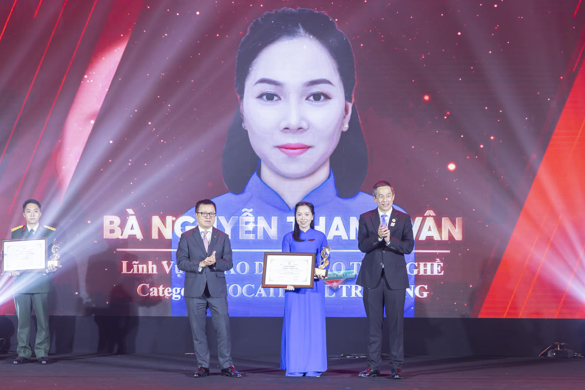 Chị Nguyễn Thanh Vân (sinh năm 1991), Bí thư Đoàn thanh niên phường An Tường, tỉnh Tuyên Quang được vinh danh tại lễ trao giải. Ảnh: Quang Vinh.