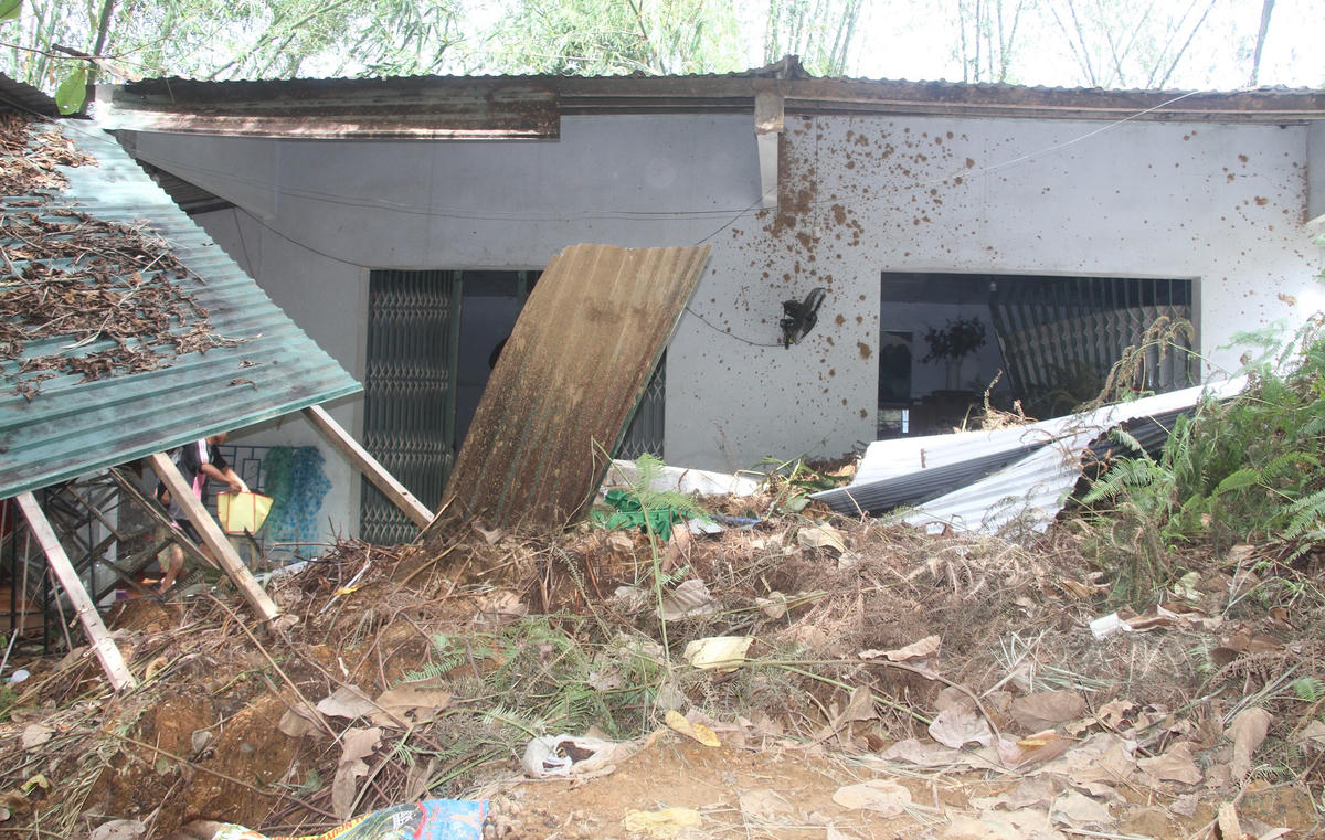 Một ngôi nhà ở xã Nam Trà My, TP Đà Nẵng bị hư hỏng nặng sau thiên tai. Ảnh: Tấn Thành.