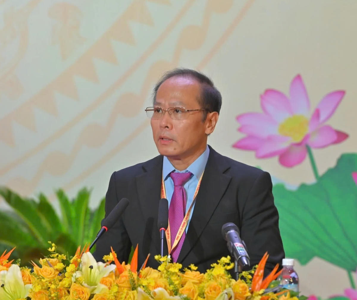 Ông Nguyễn Khắc Hà, Phó Bí thư Tỉnh ủy, Chủ tịch Ủy ban MTTQ Việt Nam tỉnh Khánh Hòa phát biểu khai mạc đại hội. (ảnh X.H)