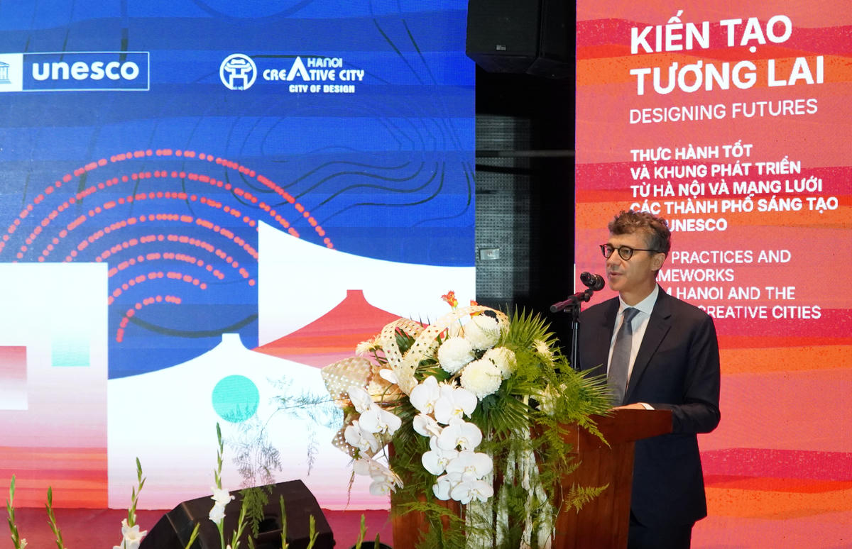 Tại hội nghị, ông Jonathan Baker, Trưởng Đại diện UNESCO tại Việt Nam nhận định, Hà Nội đang cho thấy cam kết mạnh mẽ trong việc đặt sáng tạo vào trung tâm phát triển, và hội nghị lần này là cơ hội để các thành phố cùng xây dựng những cách tiếp cận bền vững hơn trong tương lai. Ảnh: BTC.